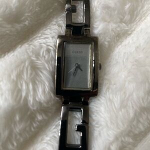 Guess woman’s watch with G bracelet detail